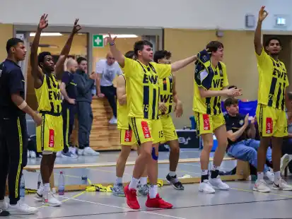 Feierten ihren ersten Auswärtssieg der Saison: die Spieler der Baskets Juniors TSG Westerstede.