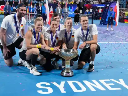 Das deutsche Team posiert mit dem Pokal nach dem Sieg &uuml;ber das polnische Team.