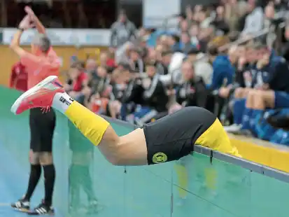 Ein Bild mit Symbolcharakter: Bei der Endrunde des Hallenfu&szlig;ball-Turniers des WSC Frisia um den &bdquo;Energy-Cup&ldquo; gab es am Samstagabend in der Nordfrost-Arena viele kuriose Szenen. Nicht jede hatte mit Fu&szlig;ball zu tun.