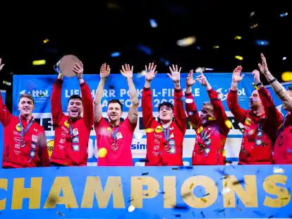 Kay Stumper, Timo Boll, Dang Qiu, Borgar Haug und Trainer Danny Heister jubeln bei der Siegerehrung.
