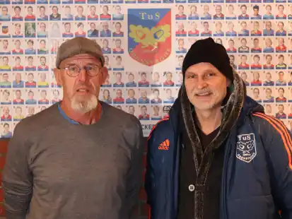 Wollen helfen, den TuS Obenstrohe II im Kreisliga-Abstiegskampf wieder auf Kurs zu bringen: Trainer Dierk Nattke (links) und Sportleiter Markus Kaup