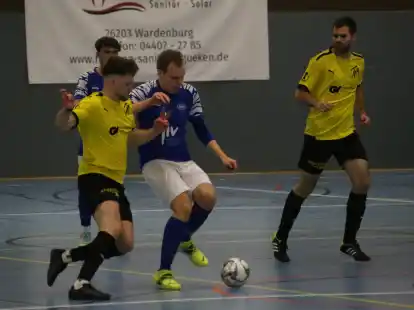 Überzeugend: Die Fußballer des TV Munderloh (gelbe Trikots/hier im Gruppenspiel gegen Achternmeer) gewannen das Hallenturnier von SWO.