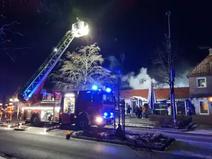 Die Feuerwehren konnten ein &Uuml;bergreifen des Feuers auf angrenzende Geb&auml;ude verhindern.