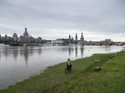 Ein Mann f&auml;hrt mit seinem Fahrrad &uuml;ber die vom Hochwasser &uuml;berfluteten Elbwiesen am K&ouml;nigsufer in&nbsp;Dresden.