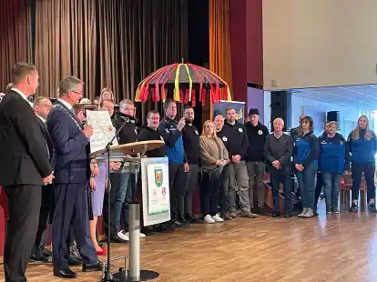 Vertreter des B&uuml;rger- und Verkehrsvereins sowie des KBV Uttel freuten sich &uuml;ber den erfolgreichen B&uuml;rgermarkt.