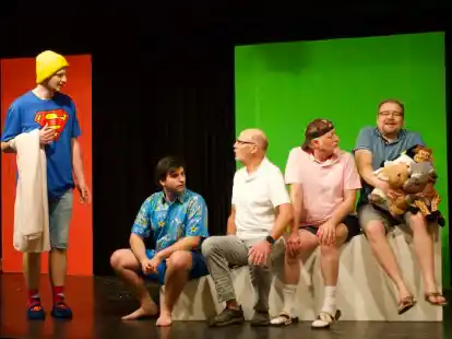 Kurt (Hauke Backhus, stehend) erlebt ein amour&ouml;ses Abenteuer. Da kann er sich auf die Ratschl&auml;ge seiner Freunde Fritz, Konrad, Dirk und Max verlassen &ndash; oder? (v.li: Fynn Die&szlig;ner, Heinz Zomerland, Harald Schmidt und Rune Opitz.)