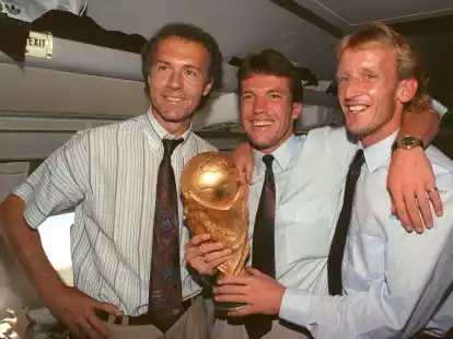 Lothar Matth&auml;us (M) war 1990 Kapit&auml;n der Weltmeister-Mannschaft von Teamchef Beckenbauer (l).