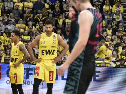 Entt&auml;uschte Basketball-Profis: Die Oldenburger DeWayne Russell (links) und Kenneth Ogbe w&auml;hrend des Spiels gegen Bonn.