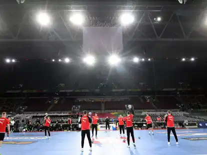 Die Spieler der deutschen Handball-Nationalmannschaft trainieren in der Merkur-Spiel-Arena.