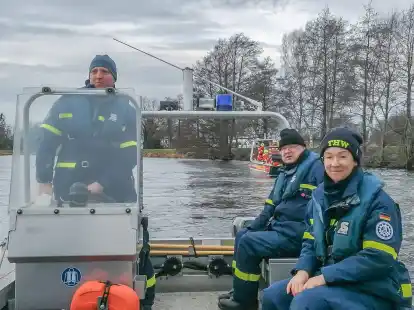 Kr&auml;fte der Fachgruppe Wassergefahren sind mit dem Boot auf der Hunte unterwegs, um gef&auml;hrliches Treibgut aus dem Wasser zu holen.