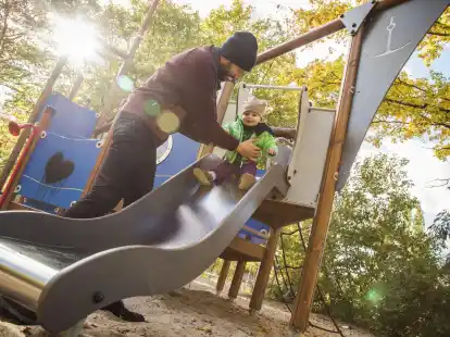 Vom Spielplatz ins B&uuml;ro: Die R&uuml;ckkehr in den Job nach der Elternzeit kann leichter fallen, wenn man w&auml;hrenddessen Kontakt zu Kollegen und Vorgesetzten h&auml;lt.