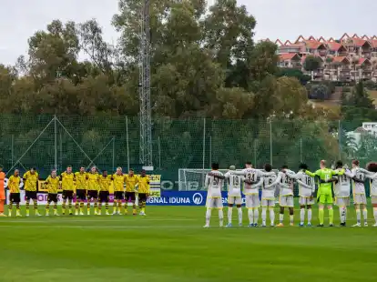 Die Mannschaften halten vor Anpfiff eine Schweigeminute f&uuml;r Franz Beckenbauer ab.