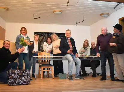 Proben flei&szlig;ig und freuen sich auf die neue Theatersaison: Die Laienschauspielerinnen und -schauspieler aus Tange.