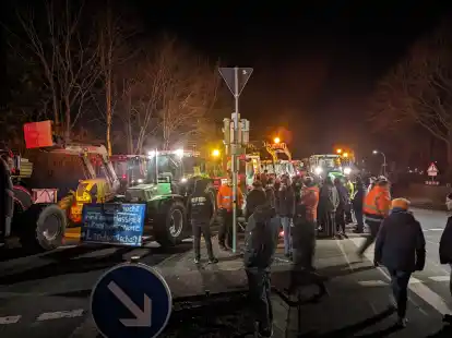 Viele Protestler waren auch nach der Kundgebung am Abend in Wiesmoor unterwegs.
