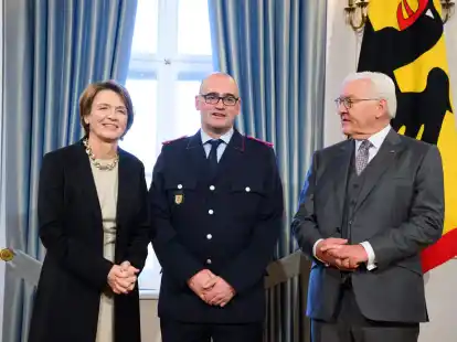 Bundespr&auml;sident Frank-Walter Steinmeier und seine Frau Elke B&uuml;denbender begr&uuml;&szlig;en Torben Voigt aus Verden (M) beim Neujahrsempfang im Schloss Bellevue.