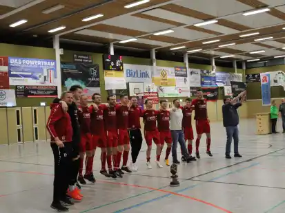 Als ob sie über den Hallenboden schweben würden: Die Fußballer des SV Thüle haben im vorherigen Jahr zum dritten Mal in Folge die Friesoyther Stadtmeisterschaft gewonnen.