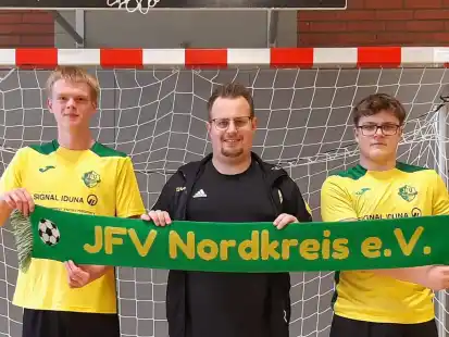 JFV Nordkreis-Trainer Nico Scholl (Mitte) freut sich auf die Neuzugänge Niklas Kreyenborg (links) von der JSG HaBaFehn und Jan Friesen vom FTC Hollen.
