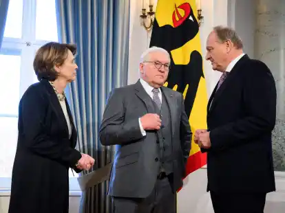 Bundespr&auml;sident Frank-Walter Steinmeier (M.) und seine Frau Elke B&uuml;denbender (l.) begr&uuml;&szlig;en Joachim Rukwied, Pr&auml;sident des Deutschen Bauernverbandes.