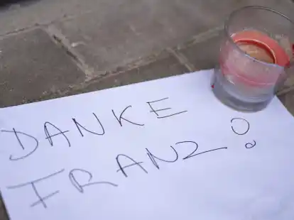 Eine Kerze und ein Zettel mit der Aufschrift &laquo;Danke Franz!&raquo;, liegen vor dem Geburtshaus von Franz Beckenbauer in M&uuml;nchen.