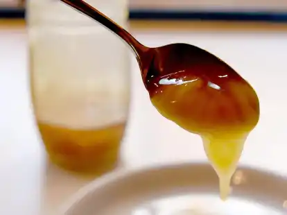 Manuka-Honig wird eine antibakterielle Wirkung nachgesagt. Wer den Honig als Lebensmittel kauft, sollte ihn wegen m&ouml;glicher Verunreinigungen aber nicht selbst auf Wunden auftragen.