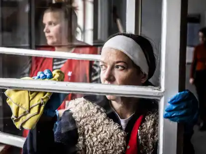 Hannah Herzsprung (r) spielt Jenny von Loeben im Film &laquo;15 Jahre&raquo;.