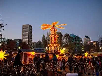 &laquo;Christmas Village&raquo; in Baltimore: &laquo;Gluhwine Pyramid&raquo; nennt sich dort eine illuminierte, &uuml;berdimensionale Variante der h&ouml;lzernen Weihnachtspyramiden, wie man sie aus dem Erzgebirge kennt.