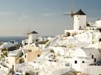 Auf Ziele wie die griechische Sehnsuchtsinsel Santorin ist Attika Reisen spezialisiert - nun hat der Veranstalter Insolvenz angemeldet.