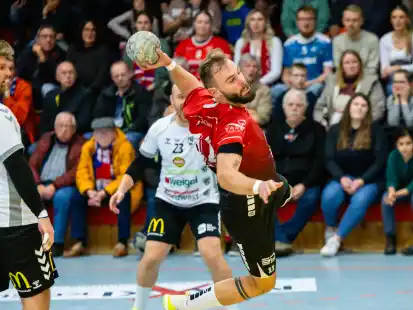 Auf möglichst oft freie Wurfbahn hoffen die Handballer der HSG Varel um den angeschlagenen Kevin Langer (mit Ball) im Nachholspiel beim TV Schiffdorf.