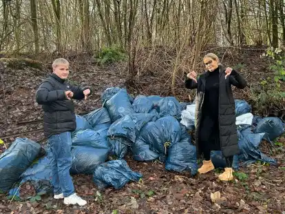 Die &bdquo;Weihnachts&uuml;berraschung&ldquo; auf dem Vereinsgel&auml;nde:  Freiwilligendienstler Jonah Sarach und die  hauptamtliche Mitarbeiterin Bianka Klarmann vom Verein Backyard &auml;rgern sich &uuml;ber die illegale M&uuml;llentsorgung.