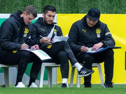 Sven Bender (l) und Nuri Sahin (M) sind seit dem Jahreswechsel Teil des BVB-Trainerteams.