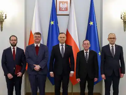 Pr&auml;sident Andrzej Duda (M.) posiert mit den verurteilten Pis-Politikern Maciej Wasik (2.v.l) und Mariusz Kaminski (2.v.r) im Pr&auml;sidentenpalast.