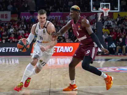 Isaac Bonga (r) und der FC Bayern mussten sich den Madrilenen um Mario Hezonja geschlagen geben.