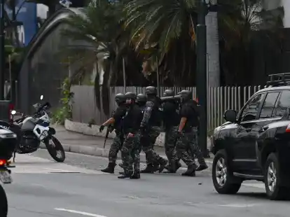 Streitkr&auml;fte sind in der N&auml;he des Fernsehsenders TC Televisi&oacute;n im Einsatz, nachdem Bewaffnete w&auml;hrend einer Live-&Uuml;bertragung in die R&auml;umlichkeiten eingedrungen sind.