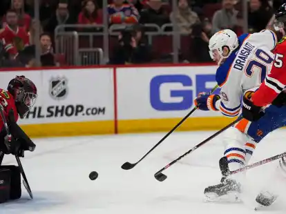 Edmontons Leon Draisaitl (29) scheitert an Torwart Petr Mrazek von den Chicago Blackhawks.