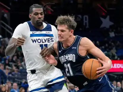 Moritz Wagner (21), Center der Orlando Magic, zieht zum Korb.
