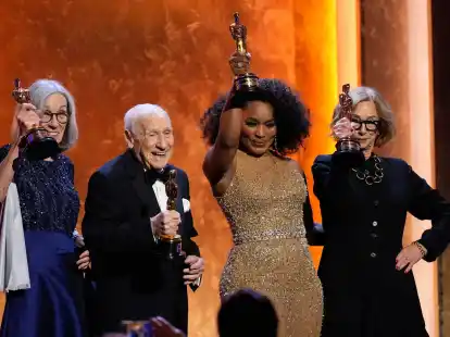 Carol Littleton (l-r), Mel Brooks, Angela Bassett und Michelle Satter pr&auml;sentieren ihre Ehren-Oscars.