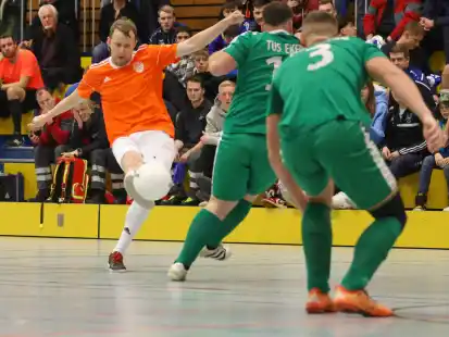 Trafen in 2023 im Finale der Hallenkreismeisterschaften aufeinander: Die Fußballer des SVE Wiefelstede setzten sich dank eines Treffers von Christoph Oltmanns (am Ball) mit 1:0 gegen den TuS Ekern durch.