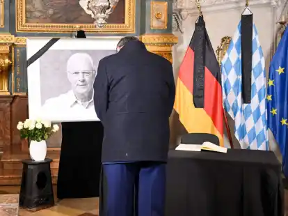 Bayerns Ministerpr&auml;sident Markus S&ouml;der verneigt sich vor dem Portr&auml;t von Franz Beckenbauer.