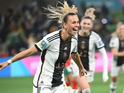 Nationalspielerin Klara B&uuml;hl jubelt &uuml;ber ein Tor.