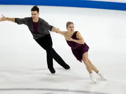 Greifen bei der EM nach dem Titel im Paarlauf: Minerva Hase und Nikita Wolodin.
