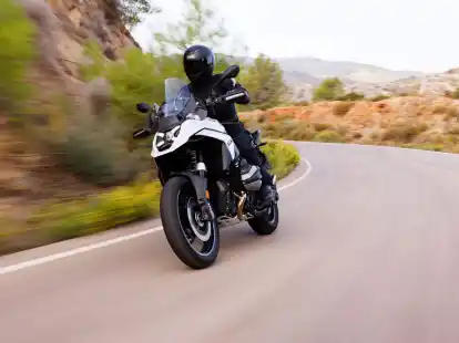 Gierig am Gas: Der Tester sticht mit der Maschine pr&auml;zise in die Kurven.