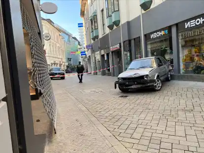 Mit diesem geklauten Golf hatten die T&auml;ter das Juweliergesch&auml;ft mehrfach gerammt. F&uuml;r ihre Flucht nutzten sie ein weiteres Fahrzeug.