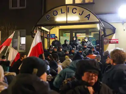 Anh&auml;nger der Partei Recht und Gerechtigkeit (PiS) protestieren gegen die Festnahme der beiden Abgeordneten.