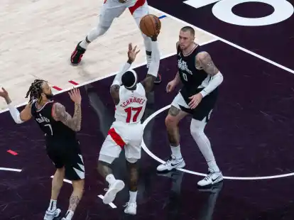 Dennis Schr&ouml;der (M) kommt zum Wurf, vor ihm Daniel Theis von den Los Angeles Clippers.