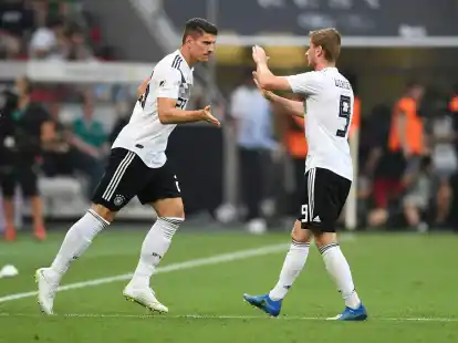 Der mittlerweile als Funktion&auml;r t&auml;tige Mario Gomez (l) nimmt Timo Werner in Schutz.