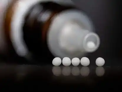 Bundesgesundheitsminister Lauterbach will &laquo;die M&ouml;glichkeit der Krankenkassen, in der Satzung auch hom&ouml;opathische und anthroposophische Leistungen vorzusehen, streichen&raquo;.