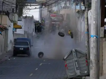 Die Polizei f&uuml;hrt eine kontrollierte Explosion eines verd&auml;chtigen Fahrzeugs durch, das einen H&auml;userblock vom Gef&auml;ngnis El Inca entfernt geparkt ist.