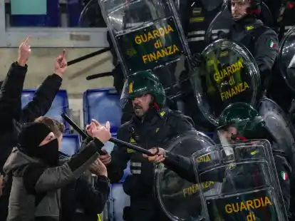 Im Rahmen des Stadtderbys in Rom kam es zu Ausschreitungen beider Fanlager.