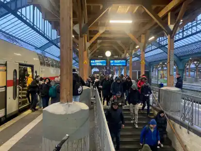 Ganz sch&ouml;n was los: Trotz des Streiks verkehren am Donnerstag Z&uuml;ge am Oldenburger Hauptbahnhof.