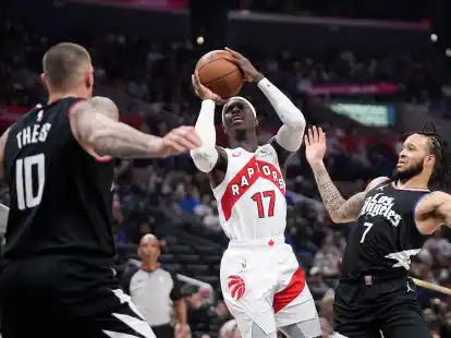 Seit dieser Saison f&uuml;r die Toronto Raptors im Basketball-Dienst: Dennis Schr&ouml;der (M.).